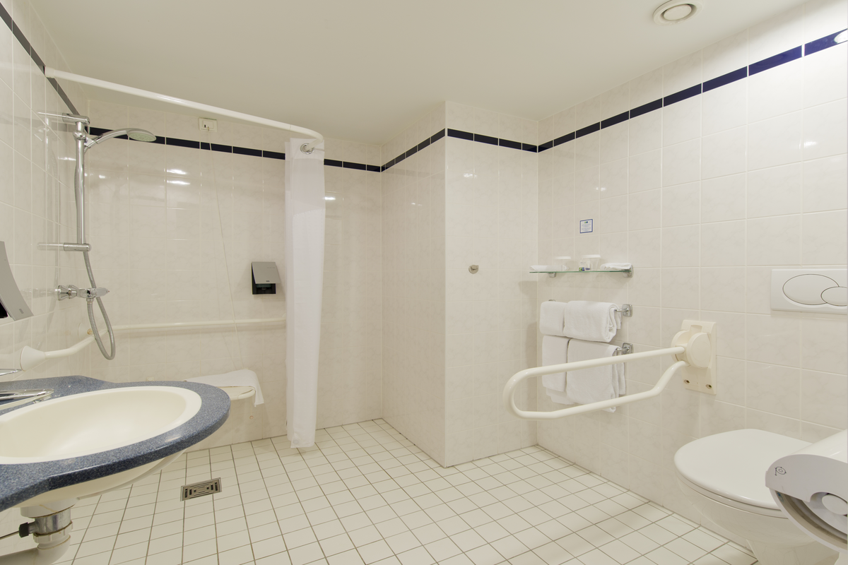 Zu sehen ist das Bad eines Doppelzimmers. Es ist barrierefrei gestaltet.
