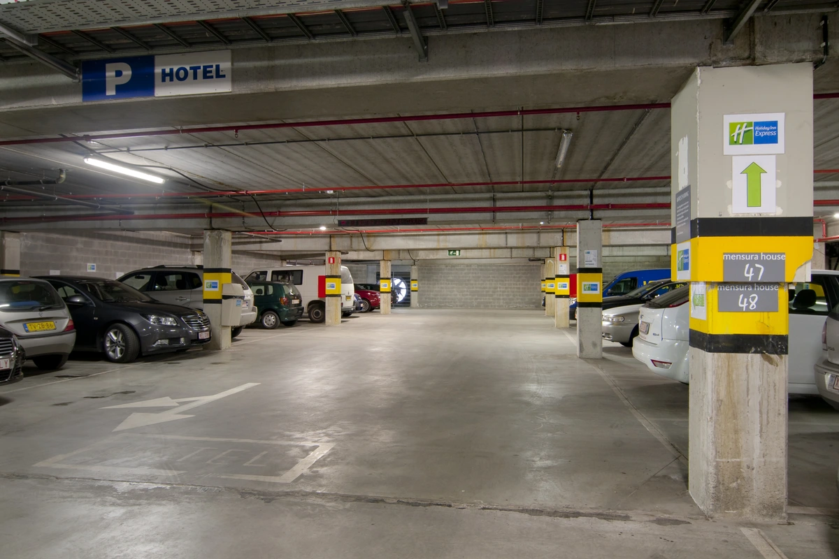 Parkgarage mit Platz für ca. vierzig PKWs