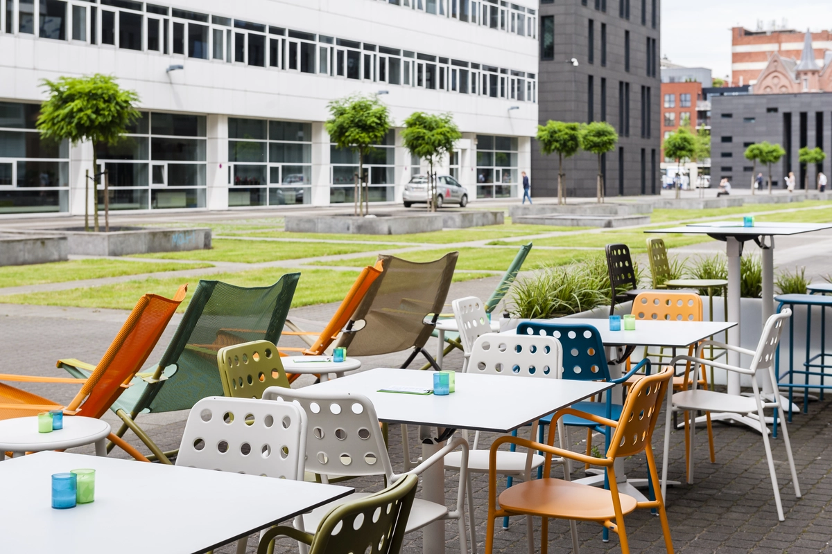 Blick auf die Terasse mit einigen Sitzmöglichkeiten und Tischen.