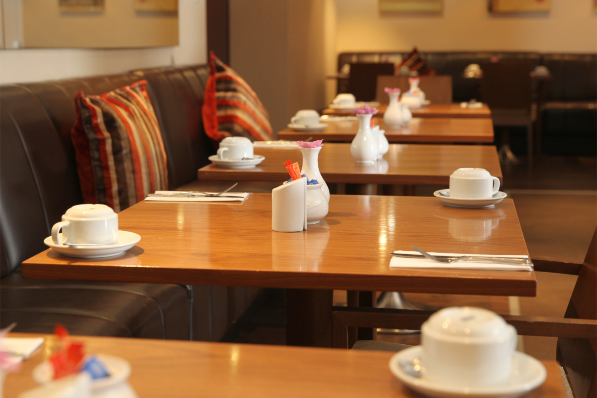 ein Tisch mit weißen Tassen und Untertassen