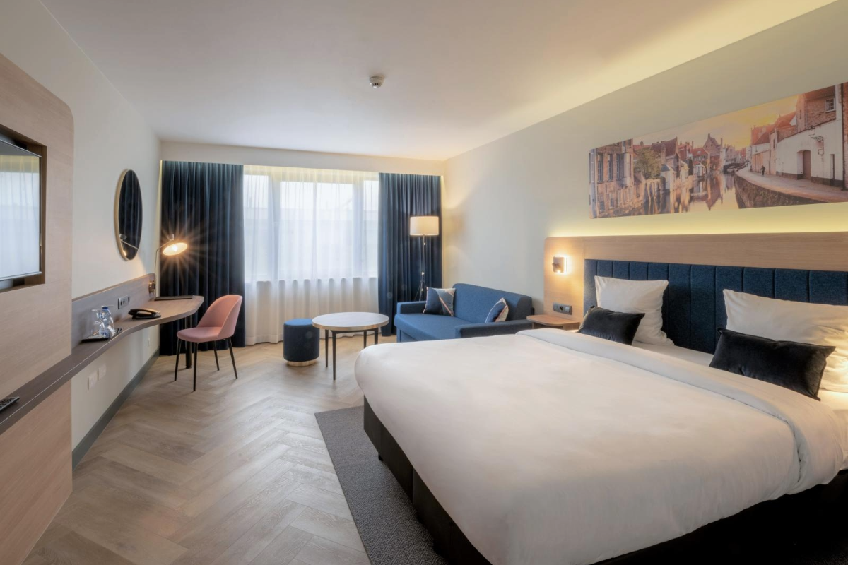 ein Zimmer mit einem Bett und einer Couch