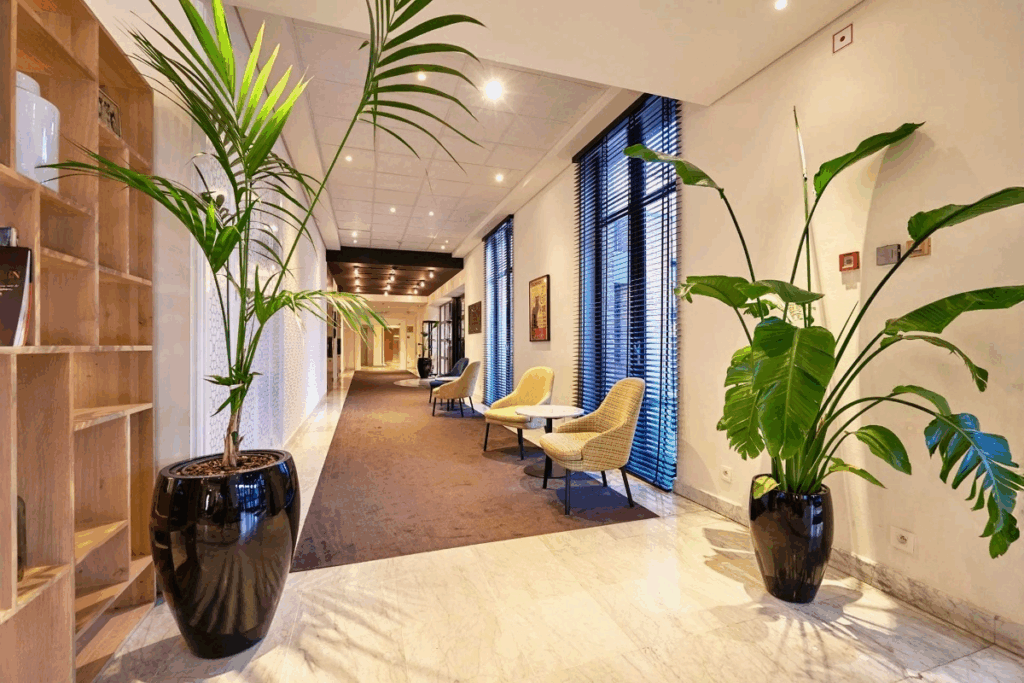 Flur mit Sitzmöglichkeiten