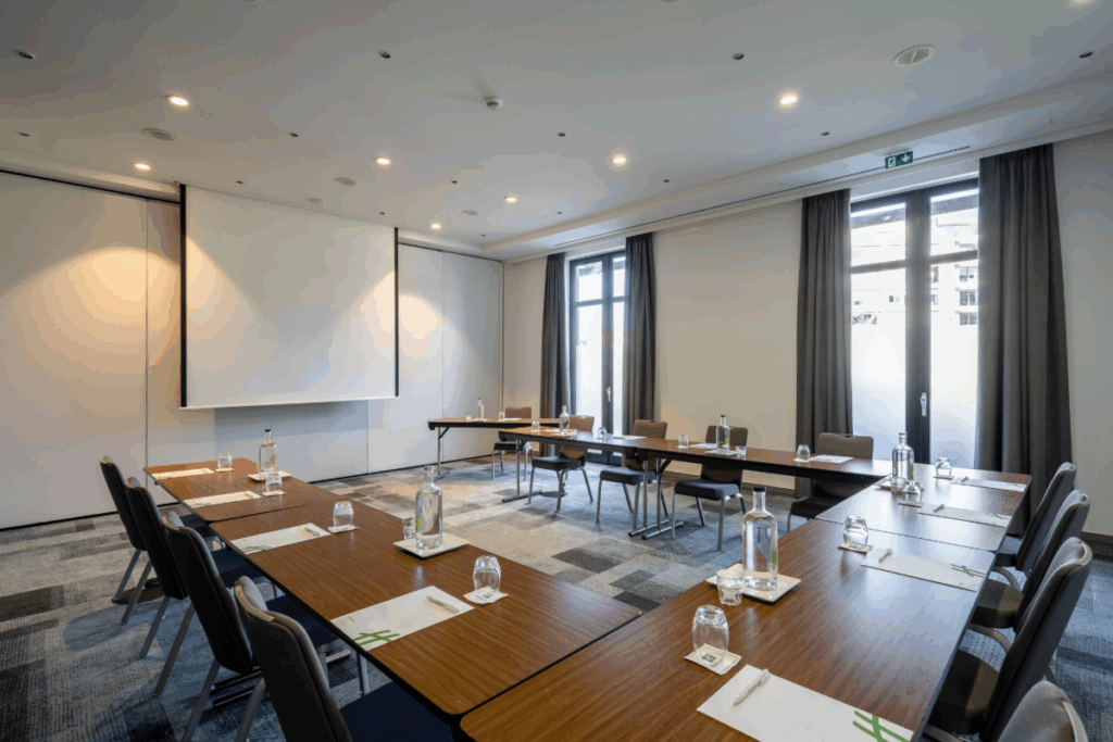 Konferenzraum in U Form und mit Leinwand