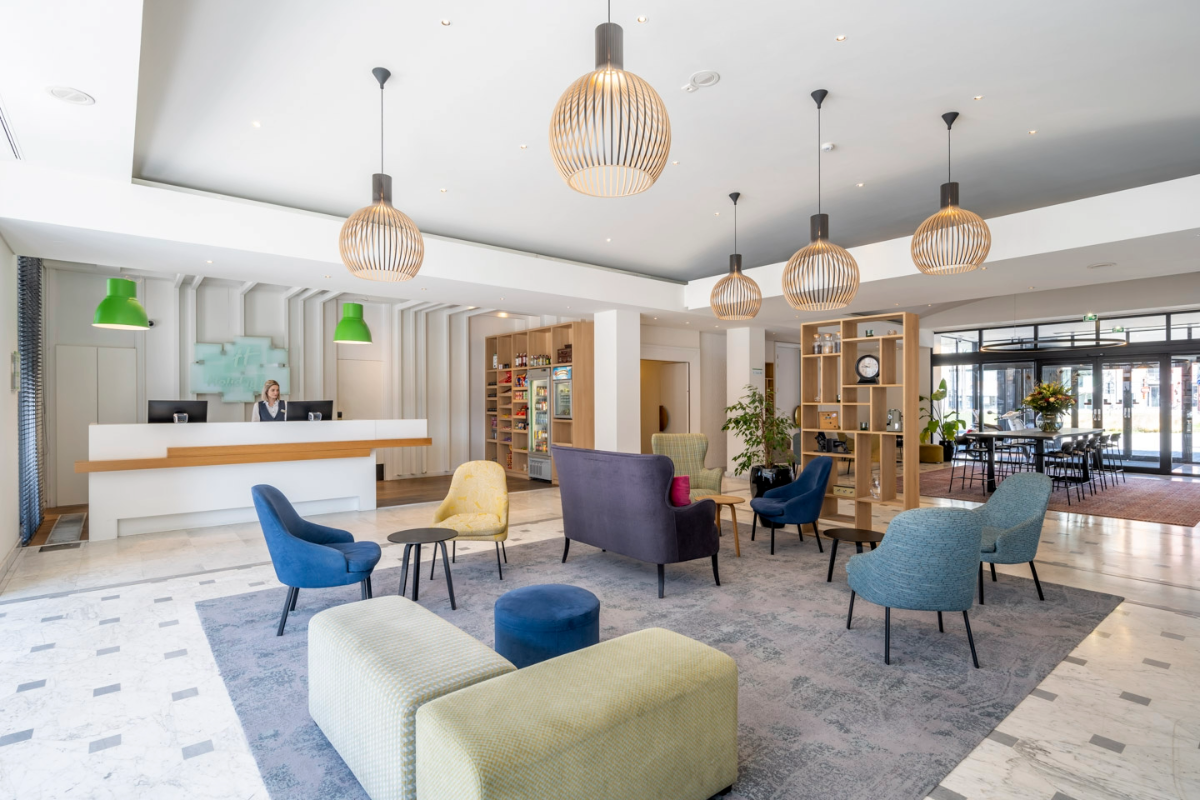 Offener Lobbybereich mit Rezeption