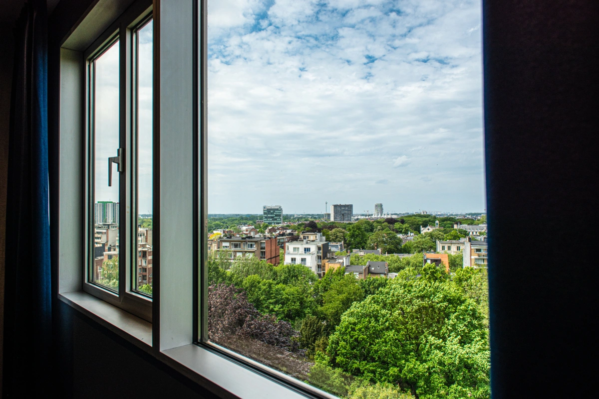 Blick aus dem Fenster auf die Stadt
