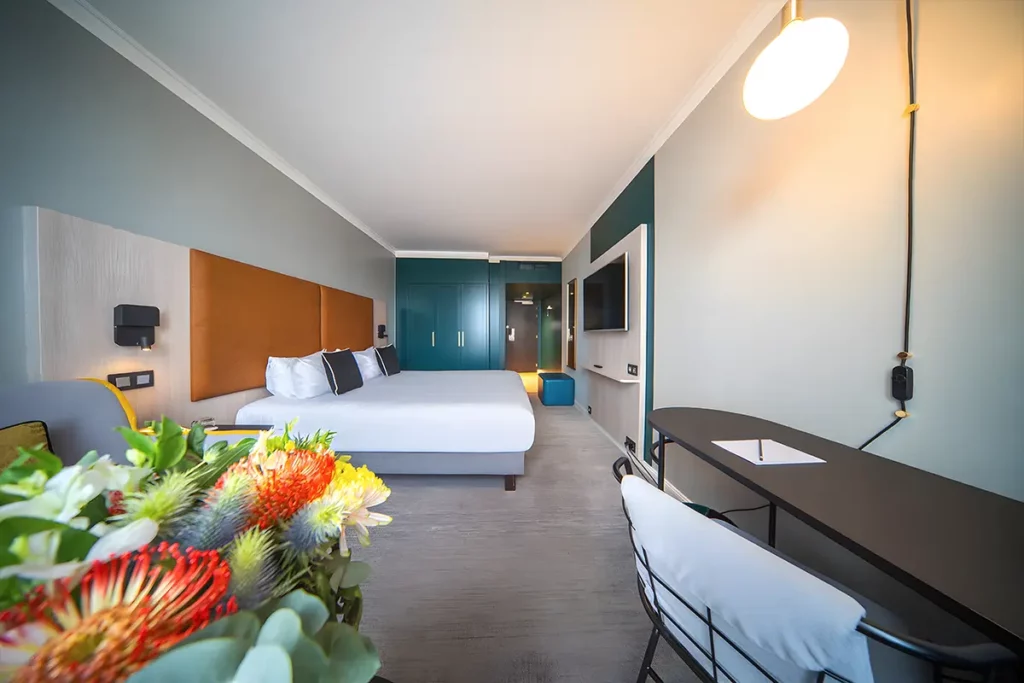 Superior Kingsize Bed and Sofa Cityview 813